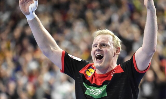- Han deler ut juling